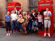 Студенты прыгают на фоне британских телефонных будок