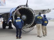 Сотрудники Национального совета США по безопасности на транспорте осматривают Boeing 737