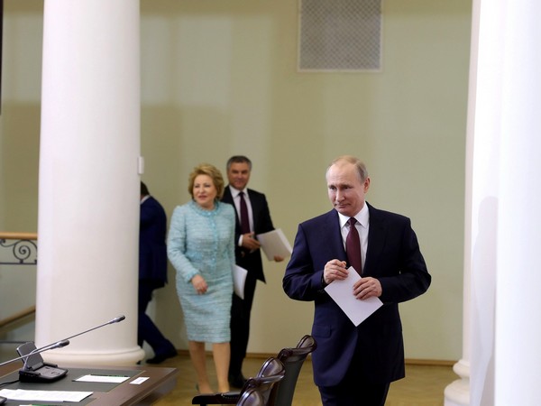 Владимир Путин перед началом встречи с членами Совета законодателей