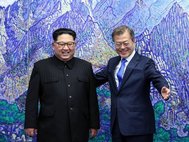 Kидер КНДР Ким Чен Ын и глава Южной Кореи Мун Чжэ Ин