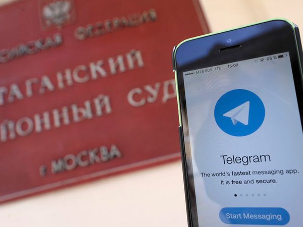 Смартфон с мессенджером Телеграм