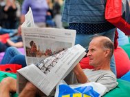 Пенсионер читает газету