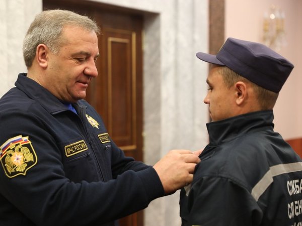 Владимир Пучков награждает спасателей в Амурской области