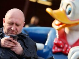 Мужчина просматривает сообщения на смартфоне