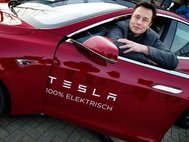 Илон Маск в электромобиле Тесла