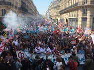Акция протеста против президента Франции