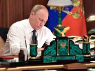 Владимир Путин за работой