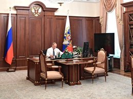 Владимир Путин в кабинете