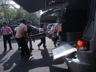 Эвакуация раненого в городе Сурабая