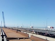 Грузовики на Крымском мосту