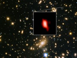 Изображение скопления галактик MACS J1149.5+2223 получено Космическим телескопом Хаббла NASA/ESA; на врезке полученное на ALMA изображение очень далекой галактики MACS1149-JD1, какой она была 13.3 миллиардов лет назад