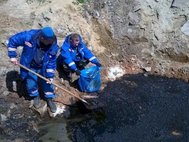Сбор нефти сотрудниками МЧС