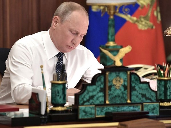 Владимир Путин в рабочем кабинете
