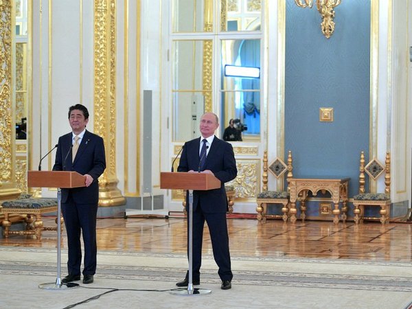 Синдзо Абэ и Владимир Путин на связи с МКС