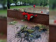 Сожженный венок на мемориале в Челябинске