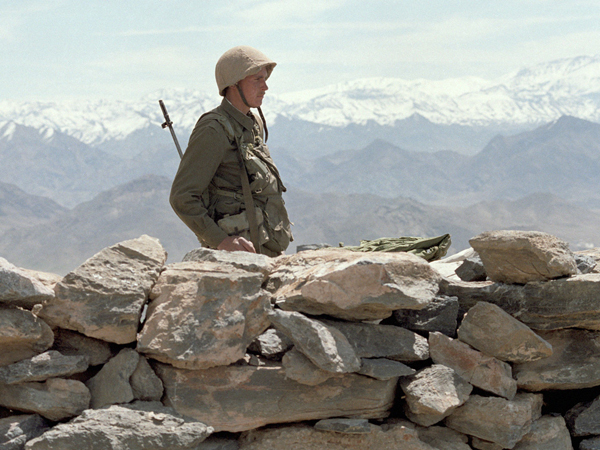 Советский воин-интернационалист охраняет дороги Афганистана