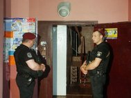 Полицейские у дома Аркадия Бабченко после его убийства