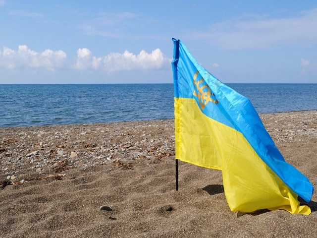 Флаг Украины на берегу Азовского моря