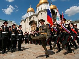 Военнослужащие на Соборной площади Кремля