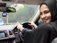 Женщина в хиджабе за рулем автомобиля