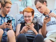 Молодые люди со смартфонами