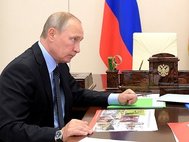 Владимир Путин с зеленой папкой