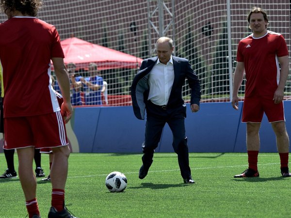 Владимир Путин делает символический удар по мячу