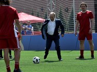Владимир Путин делает символический удар по мячу