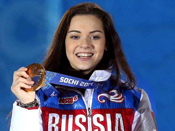 Аделина Сотникова при награждении золотой олимпийской медалью в Сочи 2014