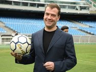 Премьер-министр РФ Дмитрий Медведев с футбольным мячом