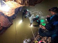 Водолазы ныряют в затопленную пещеру в Таиланде