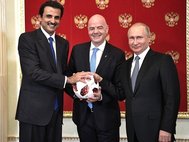 Президент РФ Владимир Путин, глава ФИФА Джанни Инфантино и эмир Катара Тамим бен Хамад аль-Тани 