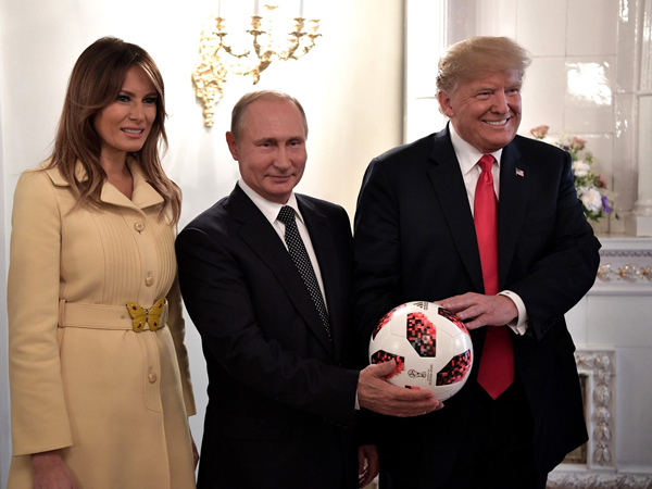Владимир Путин подарил Дональду Трампу официальный мяч чемпионата мира по футболу 2018 года 