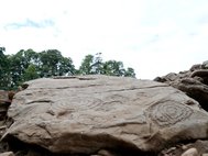 Один из найденных в гробнице камней