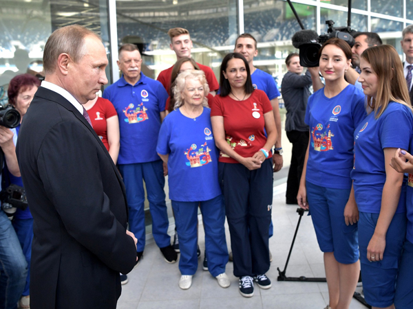 В ходе посещения стадиона «Калининград» Владимир Путин пообщался с волонтерами чемпионата мира по футболу 2018 года