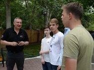 Дмитрий Рогозин с воспитанниками «Сириуса»