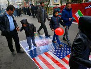 Иранцы проходят по фотографии Д.Трампа и флагу США