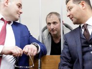 Лидер хакерской группировки «Шалтай-Болтай» Владимир Аникеев с  адвокатами