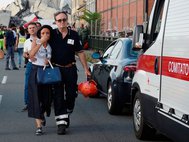 Спасатели на месте обрушения моста в Генуе