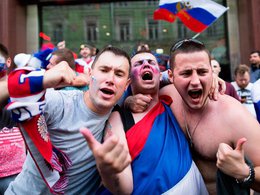 Болельщики сборной России празднуют победу