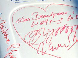 Автограф Путина на свадебном автомобиле главы МИД Австрии