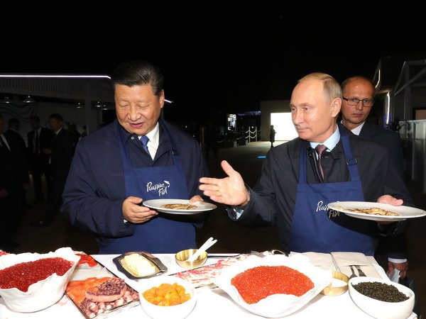 Владимир Путин и Си Цзиньпин посетили выставку «Улица Дальнего Востока»