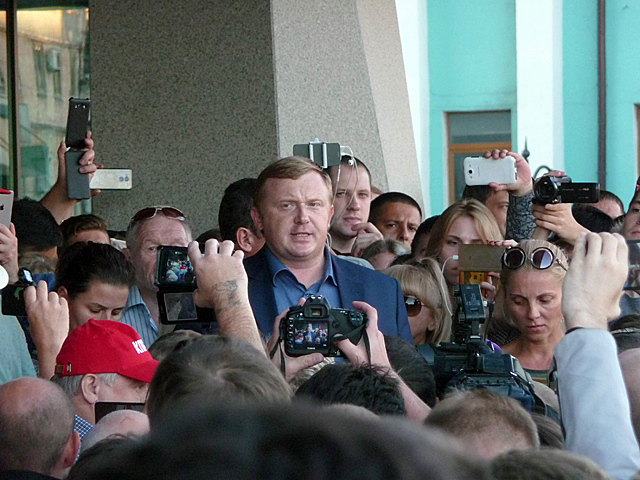 Андрей Ищенко на митинге у здания администрации Приморского края против фальсификации результатов выборов губернатора