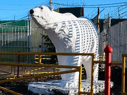 Лабытнанги. Скульптура белого медведя в колонии ИК-8
