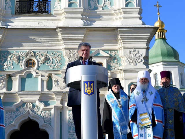 Президент Украины Петр Порошенко на Софийской площади в Киеве
