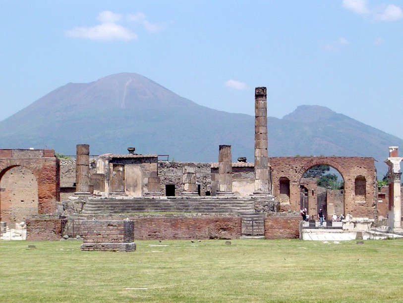 Руины Помпей на фоне Везувия