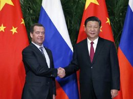 Премьер-министр РФ Дмитрий Медведев и председатель КНР Си Цзиньпин