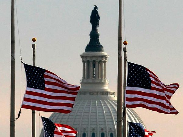 Статуя Свободы на здании Конгресса и флаги США