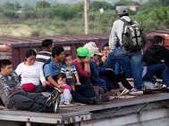 Мексиканские мигранты на крыше поезда