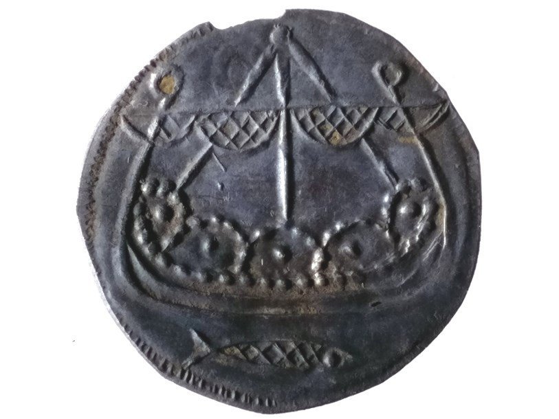 Монета с изображением корабля
